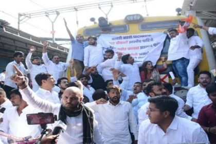 लेखपाल भर्ती के विरोध में युवा कांग्रेस ने दादर में किया रेल रोको आंदोलन