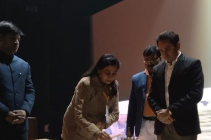 कार्यक्रम का शुभारम्भ करते अतिथि