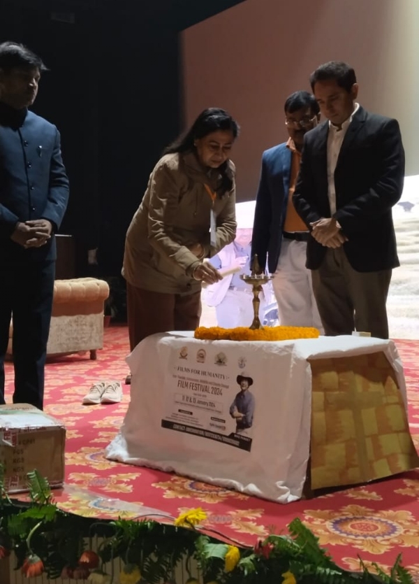 कार्यक्रम का शुभारम्भ करते अतिथि