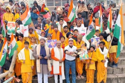 वाराणसी : गंगा किनारे फहराया तिरंगा, बही देश प्रेम की गंगा