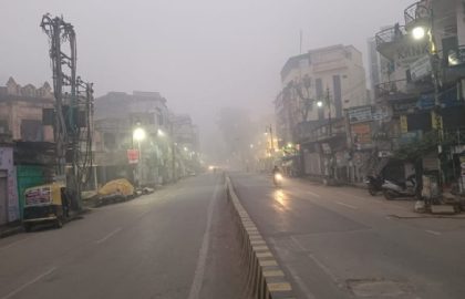 वाराणसी : मौसम के बर्फीले तेवर ने सिहरन बढ़ाई