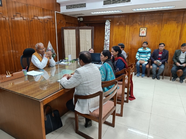 विद्यार्थियों के हित के लिए उन्हें केन्द्र में रखकर हो विभागीय गतिविधियों का प्रभावी संचालन : शिक्षा मंत्री