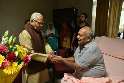 शायर मुन्नवर राणा को पूर्व राज्यपाल राम नाईक ने दी श्रद्धांजलि
