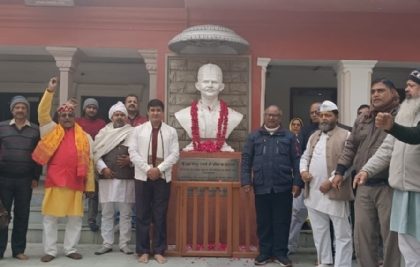 पूर्व प्रधानमंत्री शास्त्री जी के प्रतिमा पर श्रद्धासुमन अर्पित करते लोग:फोटो बच्चा गुप्ता