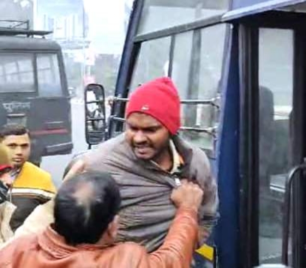 शिक्षक भर्ती के अभ्यर्थियों ने मुख्यमंत्री आवास मार्ग के सामने किया प्रदर्शन