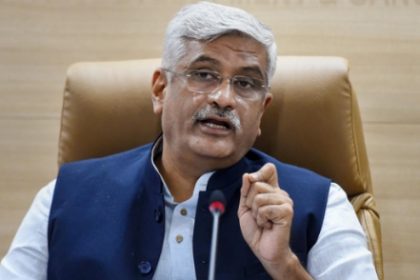 शेखावत ने दीवार पर उकेरा कमल, लिखा-एक बार फिर से मोदी सरकार