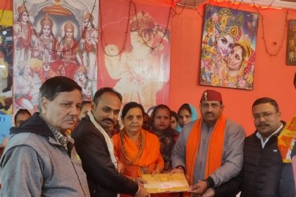 साध्वी राघवेंद्रीजी महाराज व महामंडलेश्वर संजय नंदगिरी को सौंपा प्राण प्रतिष्ठा का निमंत्रण पत्र