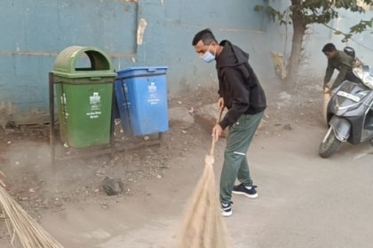 स्वच्छता का संदेश देने सैंकड़ों कर्मचारी और अधिकारियों ने सड़क पर लगाई झाड़ू
