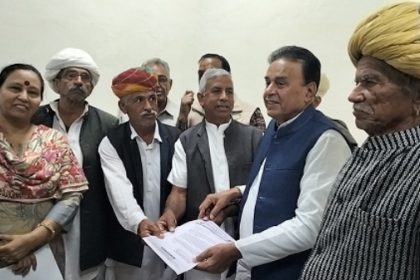 अधिकारी लोक हित में पूरी संवेदनशीलता और अनुशासन के साथ करें काम : मंत्री जोगाराम पटेल