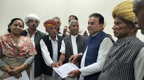 अधिकारी लोक हित में पूरी संवेदनशीलता और अनुशासन के साथ करें काम : मंत्री जोगाराम पटेल