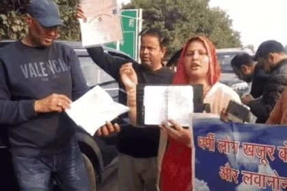 डायरी दिखाते कार्यकर्ता।
