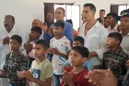 अभिनेता अक्षय कुमार पहुंचे वनवासी कल्याण परिषद के छात्रावास