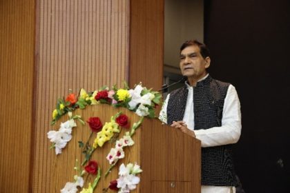 बोलते हुए नगर विकास मंत्री।