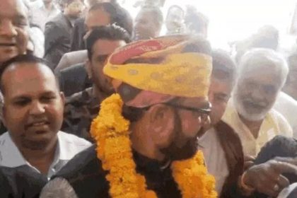 भाजपा नेताओं के बीच मालवीया।