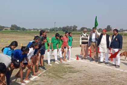 एथलेटिक्स प्रतियोगिता में हरी झंडी दिखाते अतिथि: फोटो बच्चा गुप्ता