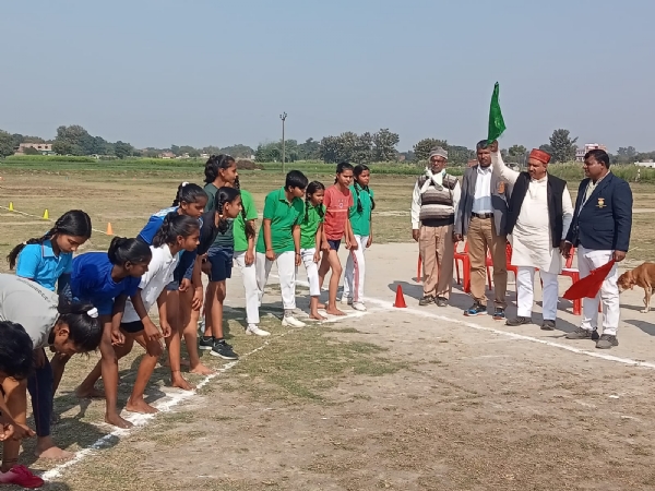 एथलेटिक्स प्रतियोगिता में हरी झंडी दिखाते अतिथि: फोटो बच्चा गुप्ता