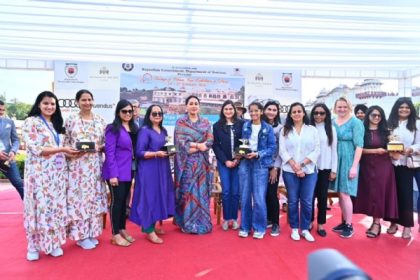 विजेताओं के साथ उप मुख्यमंत्री दियाकुमारी।