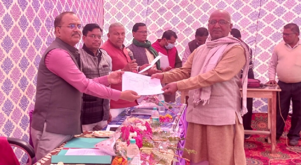 कन्नौज: 43 वर्ष बाद करनौली ग्राम के किसानों के हाॅथों में आये भू-अभिलेख