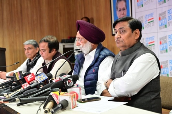 किसानों के रास्ते पर कीलें लगाई जा रही है और ड्रोन से हमला किया जा रहा है: रंधावा
