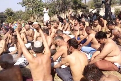 किसानों ने अर्धनग्न होकर किया प्रदर्शन