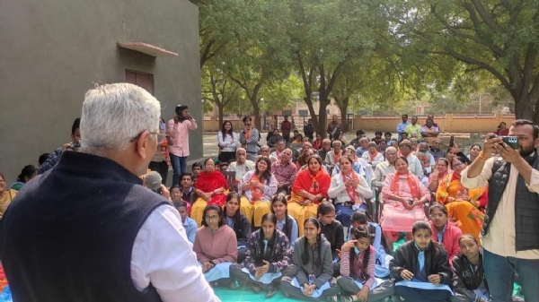 कार्यक्रम को संबोधित करते केन्द्रीय मंत्री।