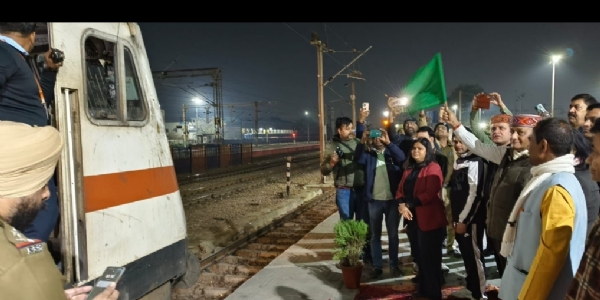 केंद्रीय मंत्री वीके सिंह ने राम भक्तों की अयोध्या जा रही विशेष ट्रेन को हरी झंडी दिखाई