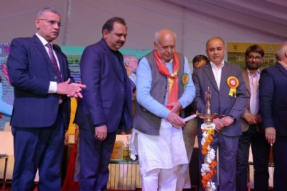 कृषि मेले और प्रदर्शनी का शुभारंभ करते कृषि मंत्री सूर्य प्रताप शाही