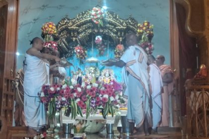 आविर्भाव दिवस श्रीश्री राधा कृष्ण का अभिषेक करते हुए