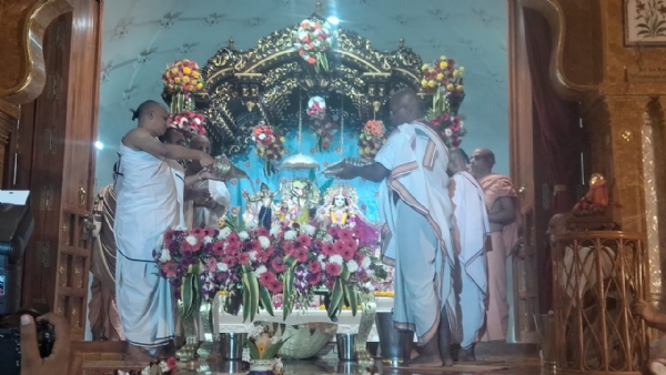 आविर्भाव दिवस श्रीश्री राधा कृष्ण का अभिषेक करते हुए