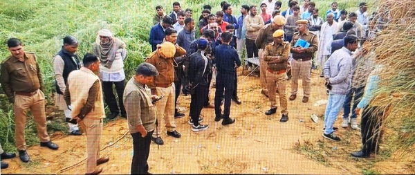 मौके पर जमा भीड़।
