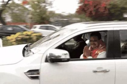 काफिले में शामिल सीएम की कार।