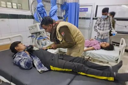 जयपुर के डांस ग्रुप की कार के चालक को झपकी आई तो ट्रक में घुसी कार, ड्राइवर की मौत, सात घायल