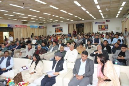 ग्राउंड ब्रेकिंग सेरेमनी में भाग लेते अधिकारी और उद्यमी