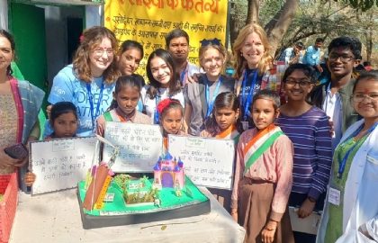 स्कूल में विदेशी शिक्षकों के साथ आनंद लेते बच्चे व शिक्षक