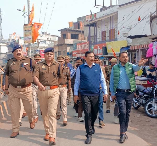 डीएम व एसपी ने मतदान स्थल का किया निरीक्षण