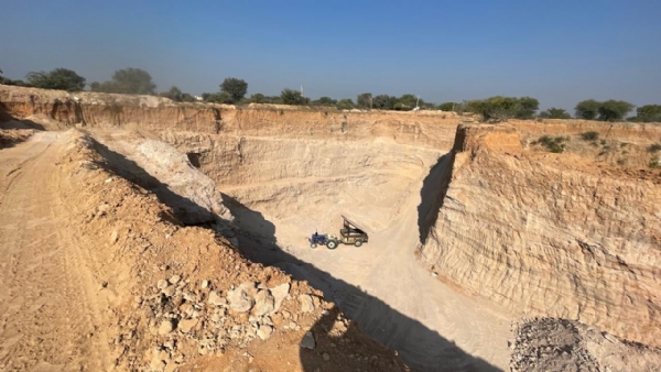ड्रोन सर्वें में बड़ा खुलासा: टोंक के पांच स्थानों पर 16 लाख टन से अधिक अवैध बजरी खनन