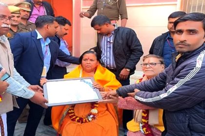 दाऊजी महाराज की शरण में पहुंची पूर्व केन्द्रीय मंत्री उमा भारती