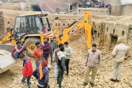 दीवार की नींव में निकले घड़े में सोने-चांदी के सिक्के, जुटी भीड़