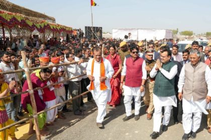 जाड़न में आमजन का अभिवादन स्वीकार करते मुख्यमंत्री।