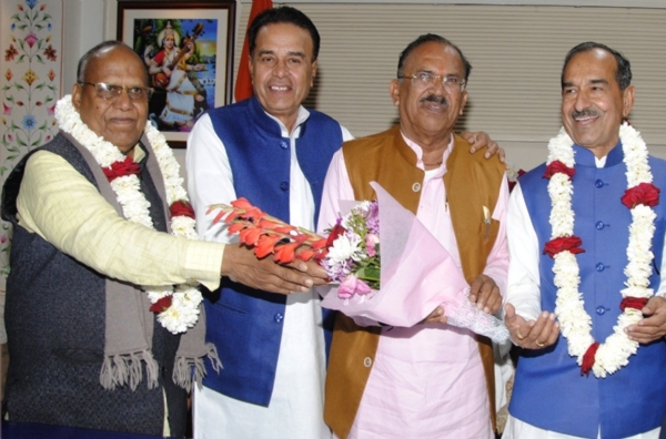 बधाई देते देवनानी।
