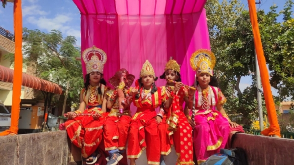 धूमधाम से मनाई विश्वकर्मा जयंती, शोभायात्रा निकाली