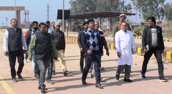 धौलपुर नवीन अस्पताल का जायजा लेते डीएम।