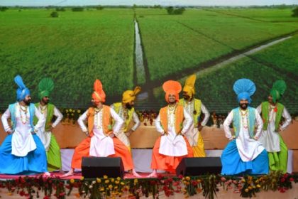 ध्वज पताक तोरन पुर छावा, कहि न जाइ जेहि भांति बनावा