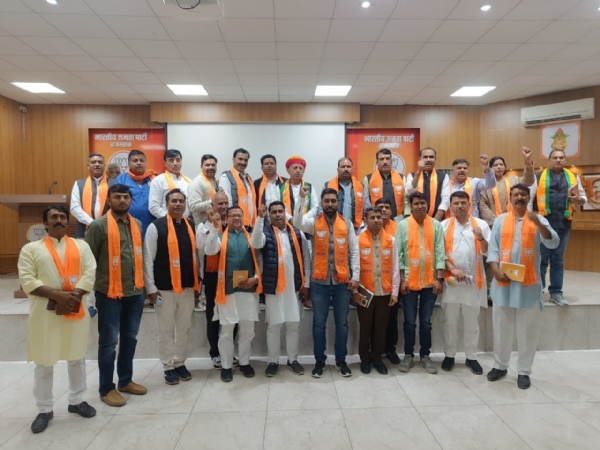 पीएम मोदी की कल्याणकारी योजनाएं किसानों तक पहुंचाएं - मीणा