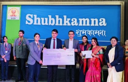 पीएमजी कृष्ण कुमार यादव विद्यार्थियों के साथ :फोटो बच्चा गुप्ता