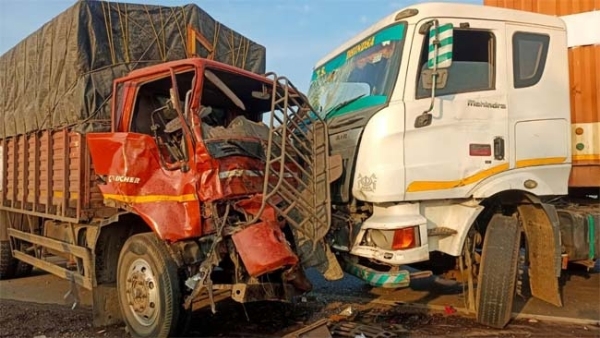 पुणे में तीन वाहनों की टक्कर के बाद कार में आग लगने से तीन लोगों की मौत