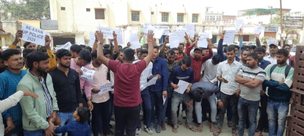पुलिस भर्ती परीक्षा निरस्त कराने को लेकर अभ्यर्थियों ने प्रदर्शन किया