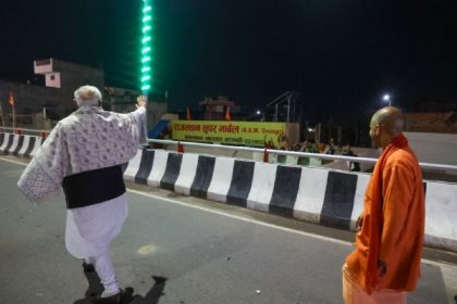 प्रधानमंत्री मोदी ने वाराणसी में फुलवरिया फ्लाईओवर का किया निरीक्षण