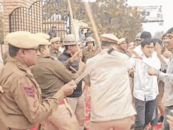 लाठीचार्ज।