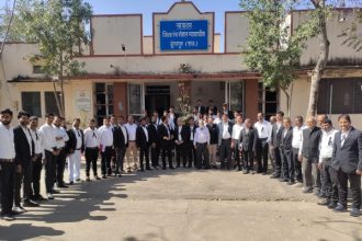 न्यायालय परिसर में विरोध प्रदर्शन करते बार अधिवक्ता।